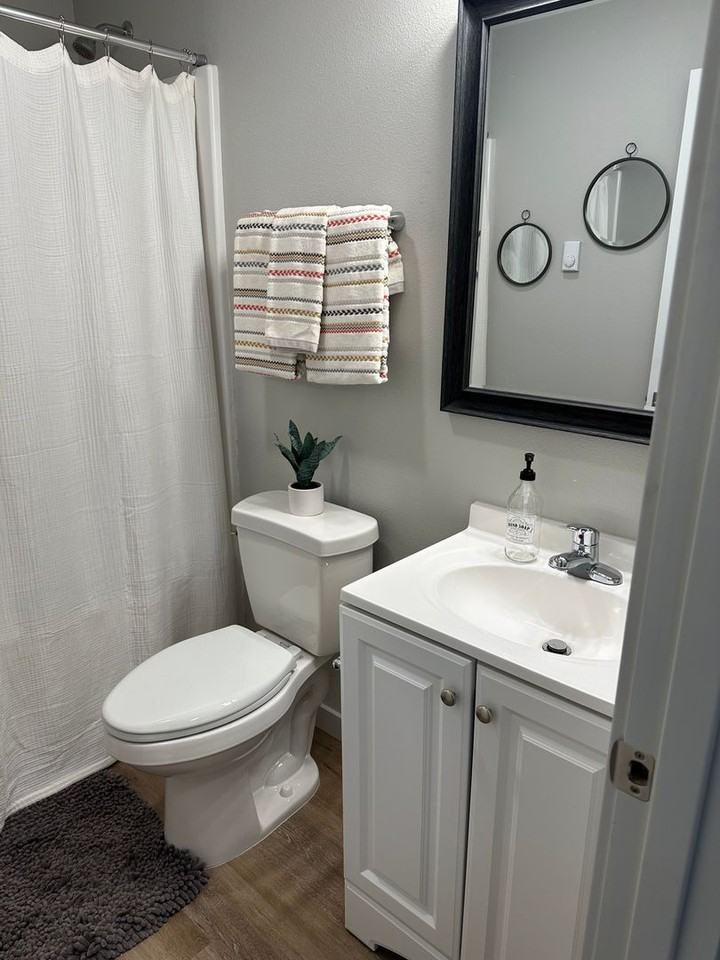 555 N. River Rd. - Photo 7 of 40