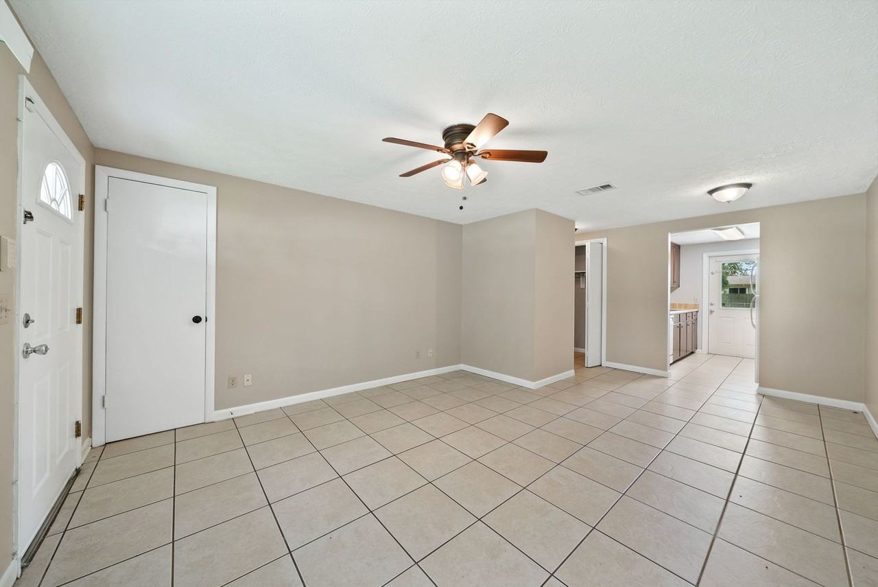1019 Bradford Cir - Photo 4 of 27