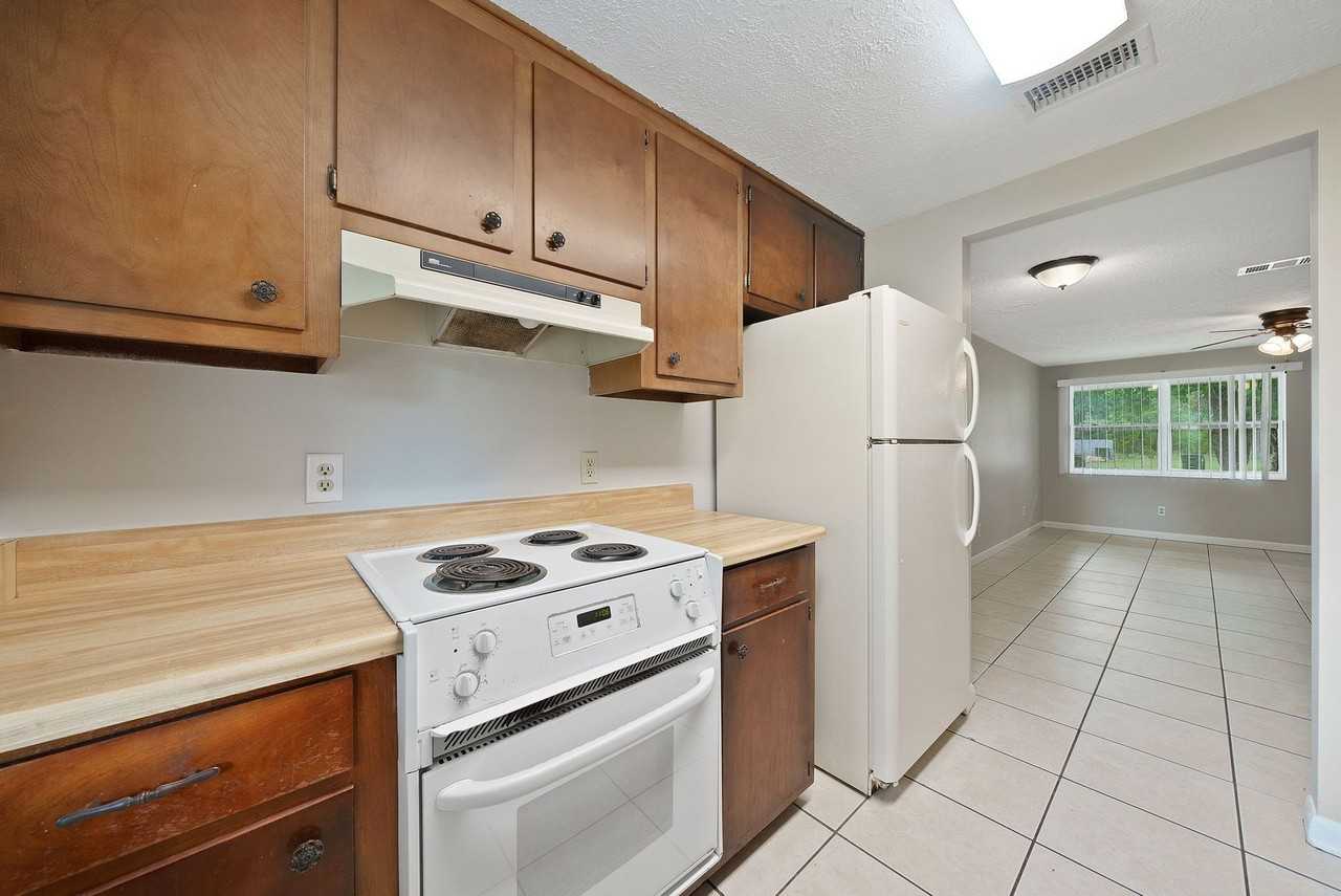 1019 Bradford Cir - Photo 6 of 27