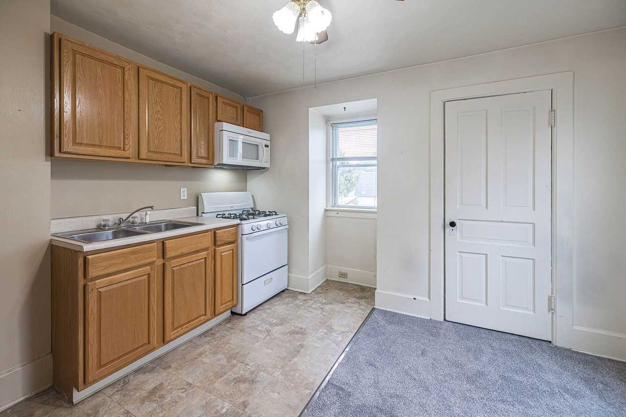 735 W 26th St - Photo 2 of 22