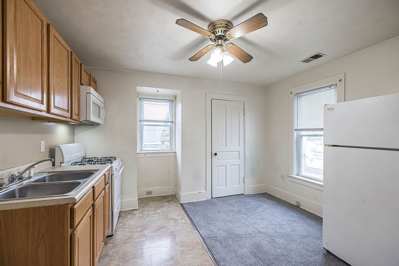 735 W 26th St - Photo 3 of 22