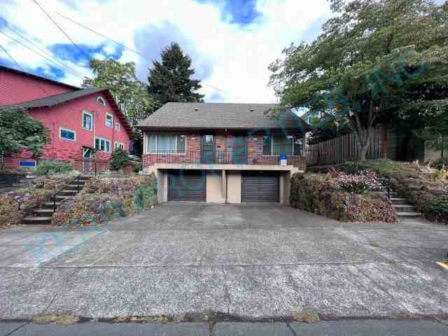 1325 Se Salmon St - Photo 2 of 17