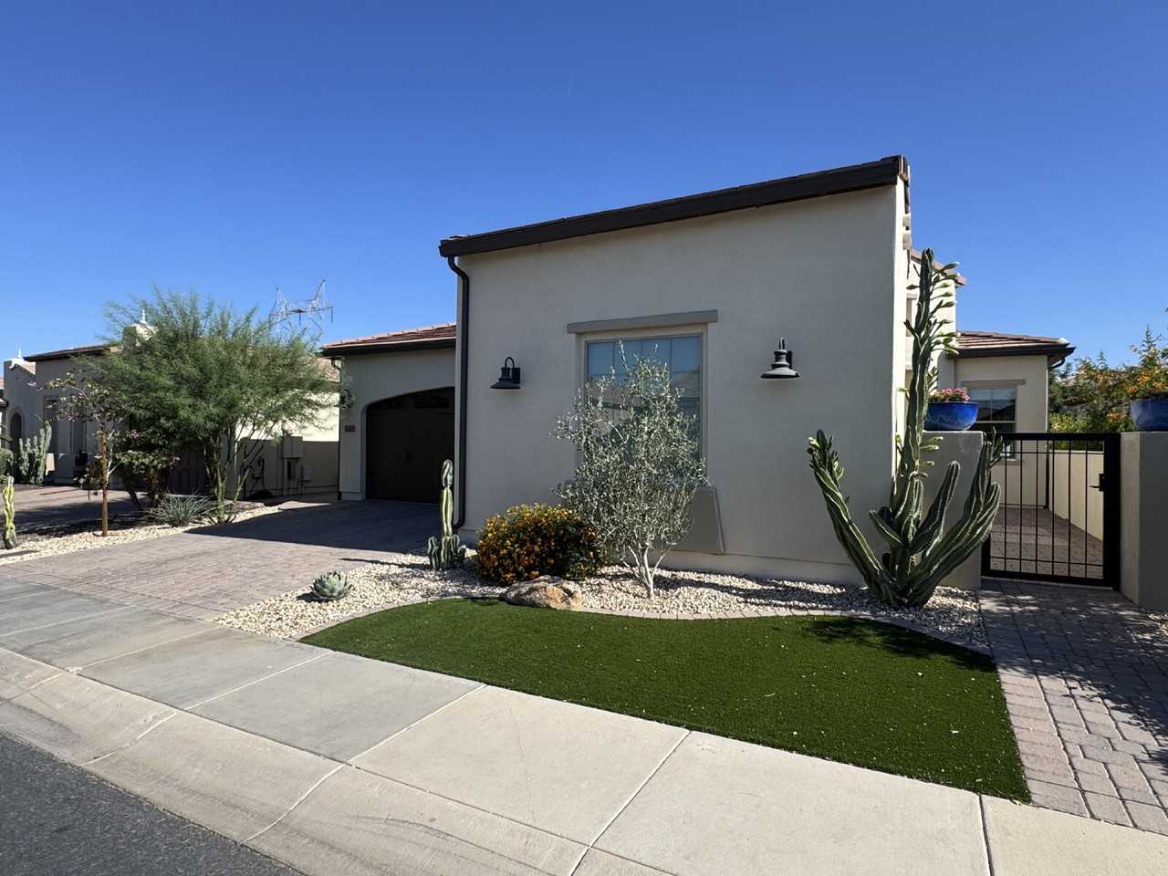 120 E Iloca Ln - Photo 2 of 36