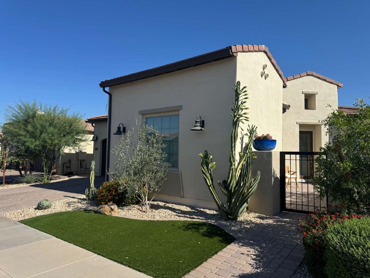 120 E Iloca Ln - Photo 3 of 36