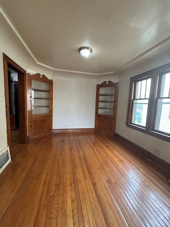4906 N 58th St - Photo 3 of 8