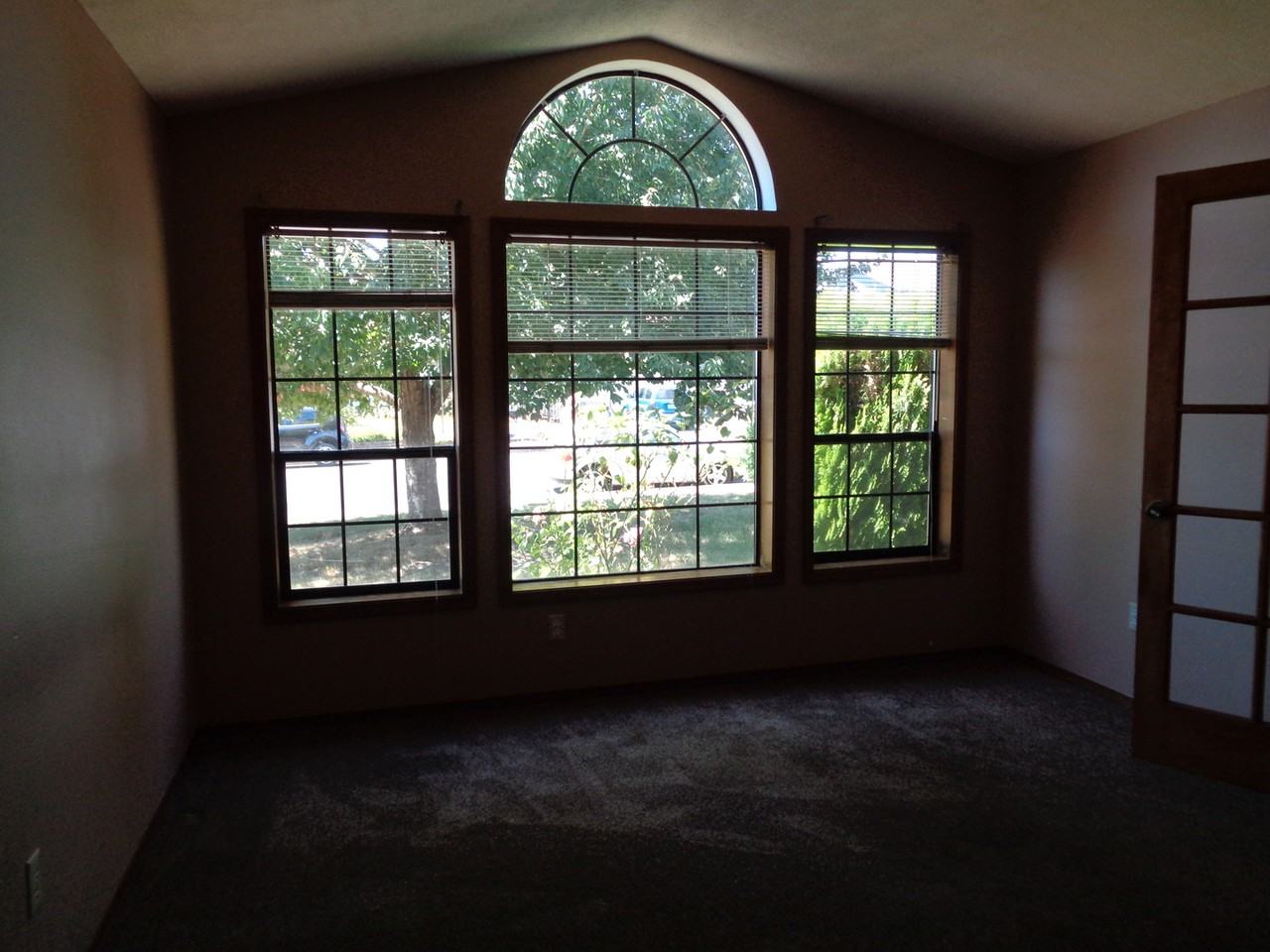 1742 Se Queenborough St - Photo 3 of 18