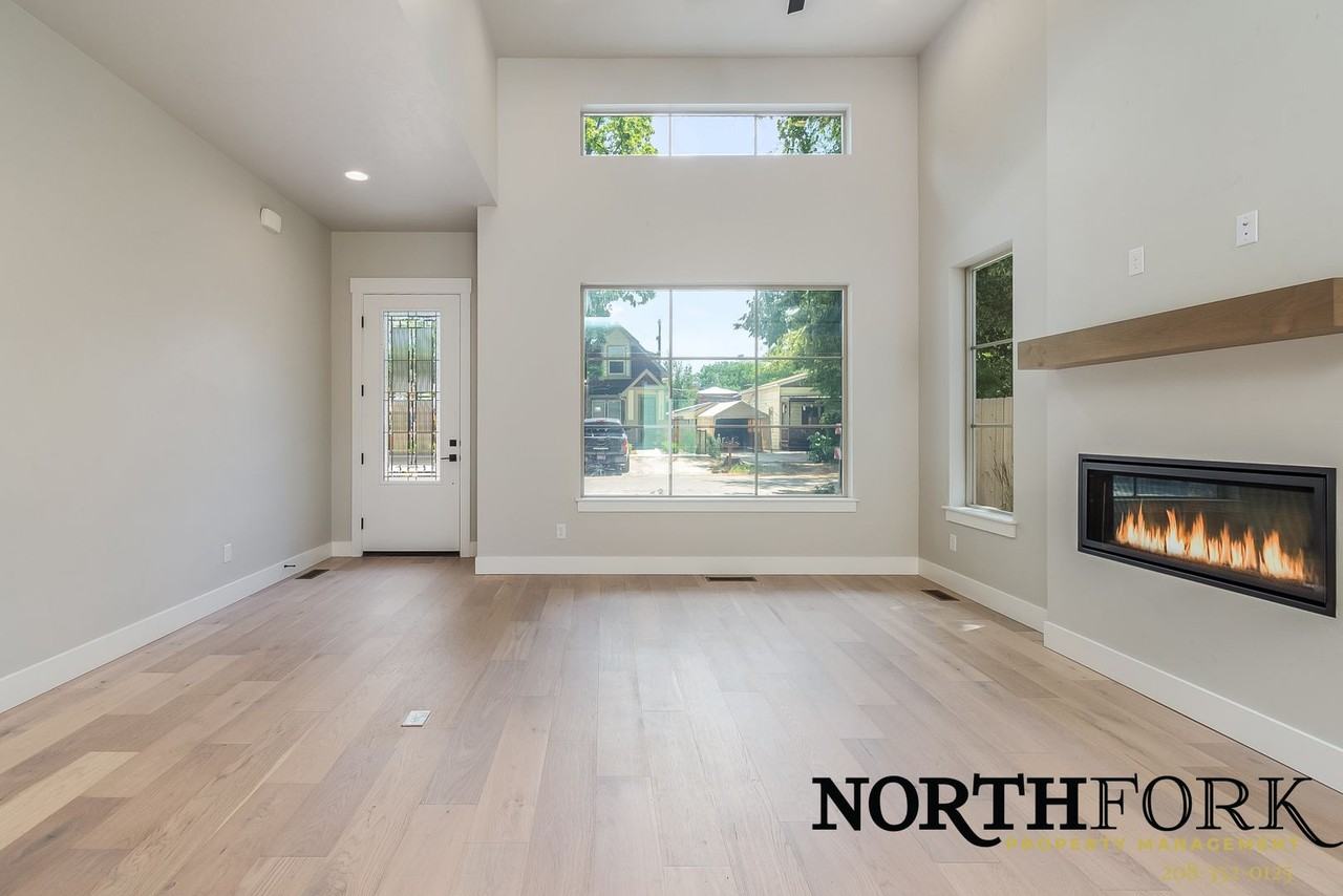 2121 N 34th St - Photo 2 of 18