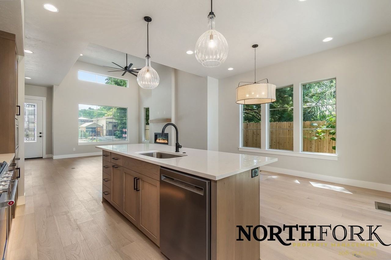 2121 N 34th St - Photo 4 of 18