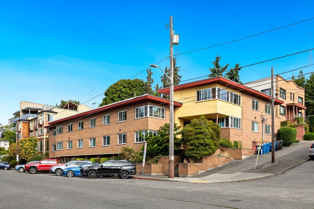 QVUE Queen Vue Court - Photo 2 of 4