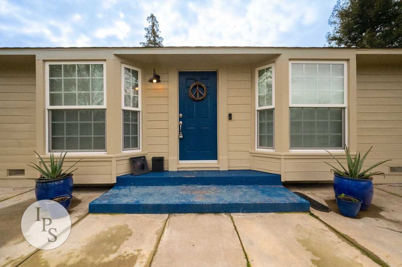 810 E Saginaw Way - Photo 3 of 24