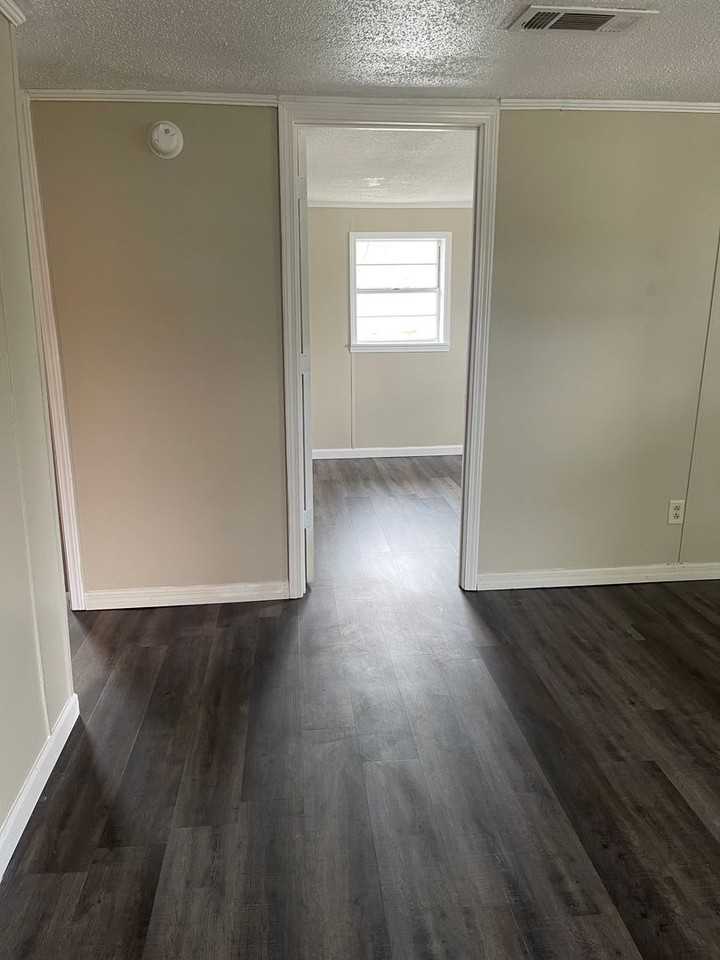 56 Nw Railroad St - Photo 3 of 22