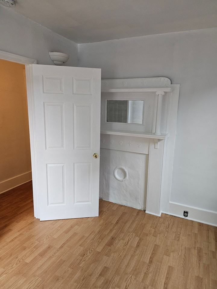 ATTENTION COLLEGE STUDENTS - Photo 4 of 17