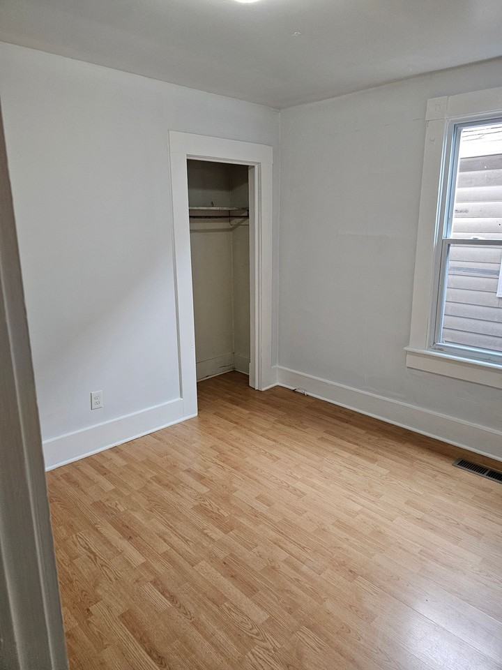 ATTENTION COLLEGE STUDENTS - Photo 7 of 17