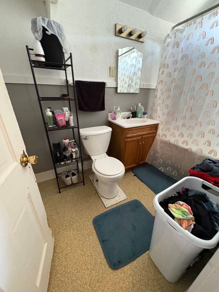 1202 Gillette St - Photo 3 of 10