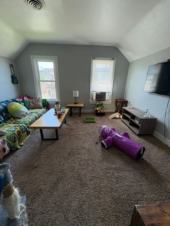 1202 Gillette St - Photo 5 of 10