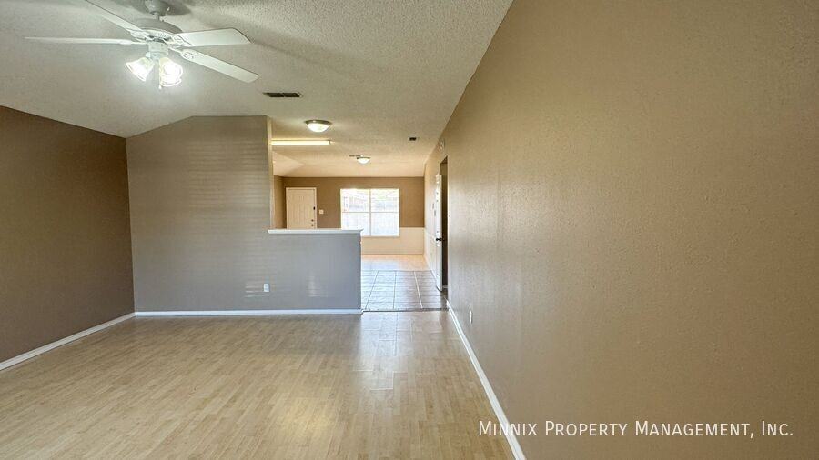 525 North Iola Avenue - Photo 4 of 32