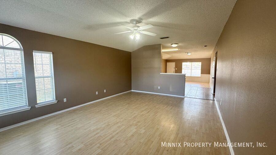 525 North Iola Avenue - Photo 5 of 32