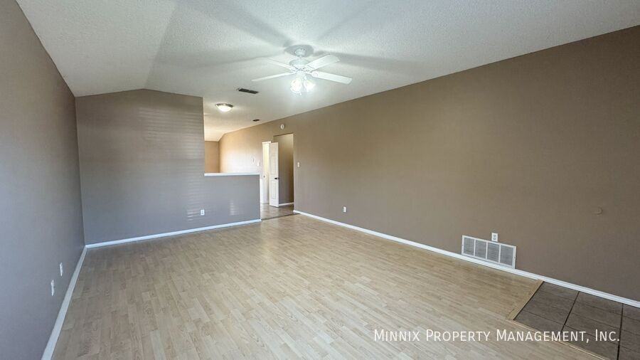 525 North Iola Avenue - Photo 6 of 32