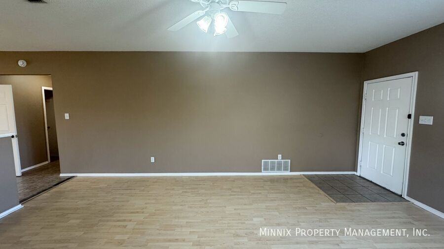 525 North Iola Avenue - Photo 7 of 32