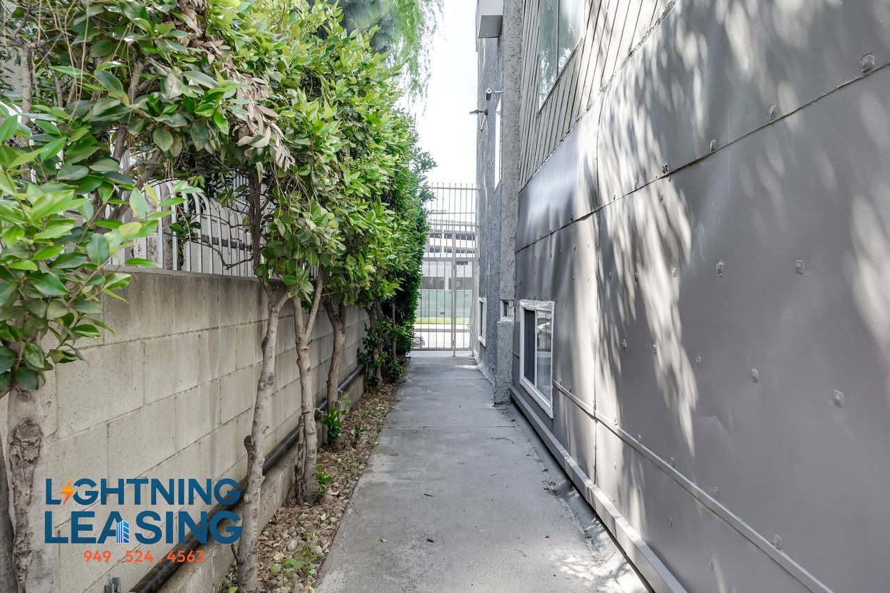 6737 Independence Ave #1A - Photo 3 of 18