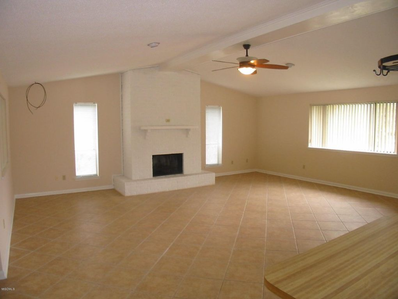 56105 Diamondhead Dr E - Photo 2 of 17