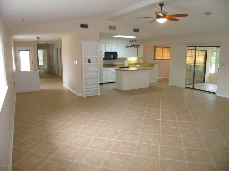 56105 Diamondhead Dr E - Photo 3 of 17