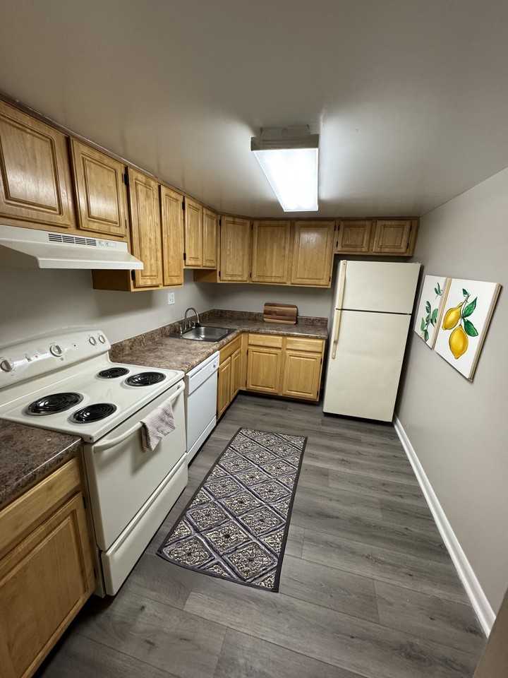 TOWNE CREST APARTMENTS - Photo 7 of 27