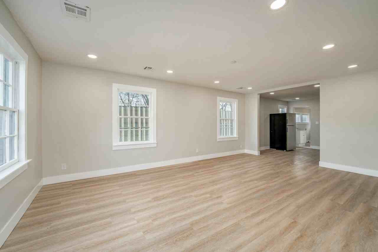 212 New York Street - Photo 3 of 25