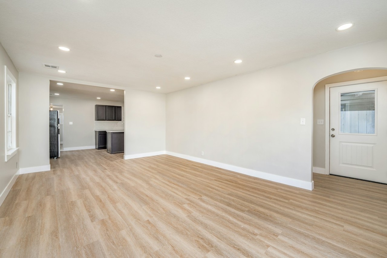 212 New York Street - Photo 4 of 25
