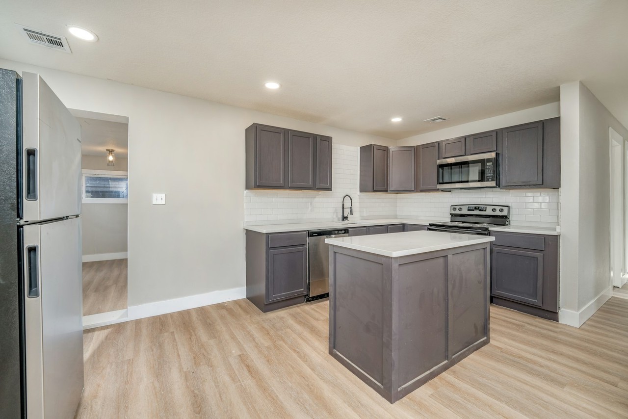 212 New York Street - Photo 5 of 25