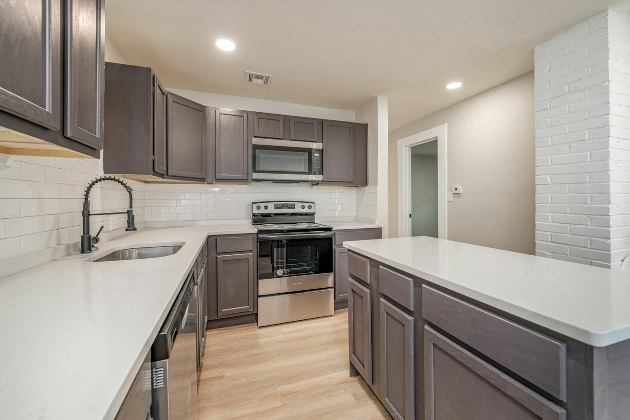 212 New York Street - Photo 7 of 25