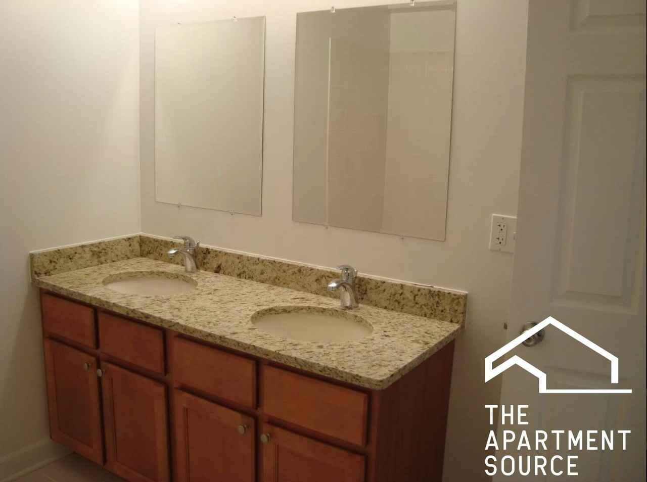 852 West Buckingham Place, Unit R2 - Photo 3 of 11