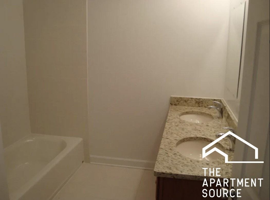 852 West Buckingham Place, Unit R2 - Photo 6 of 11