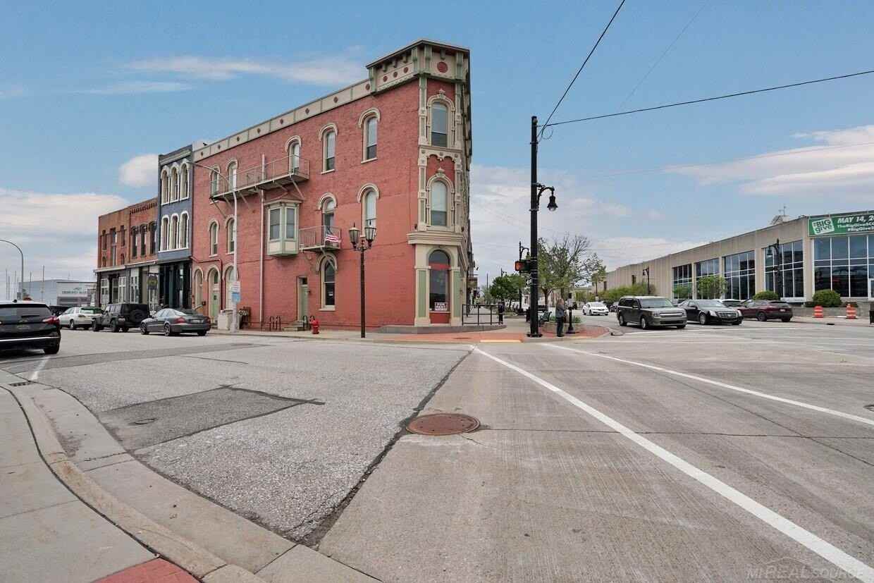 902 Military St - Photo 3 of 21