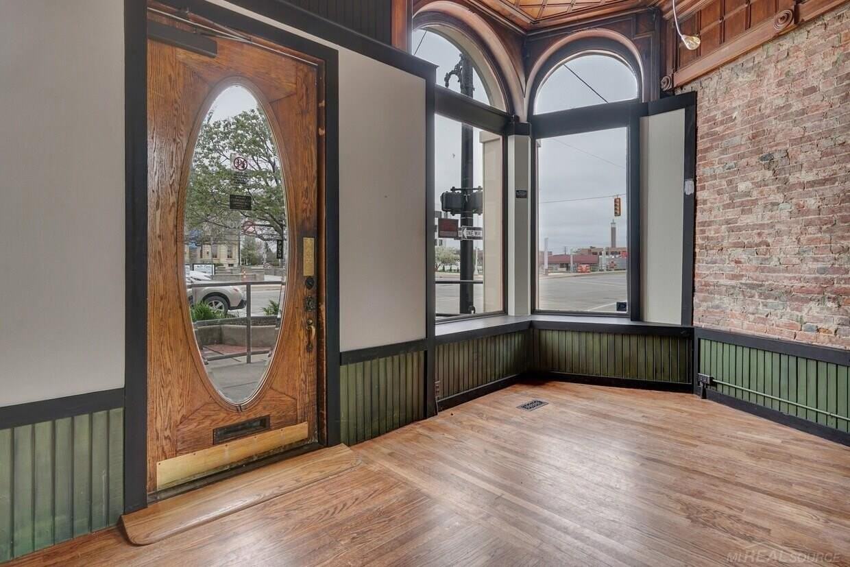 902 Military St - Photo 4 of 21