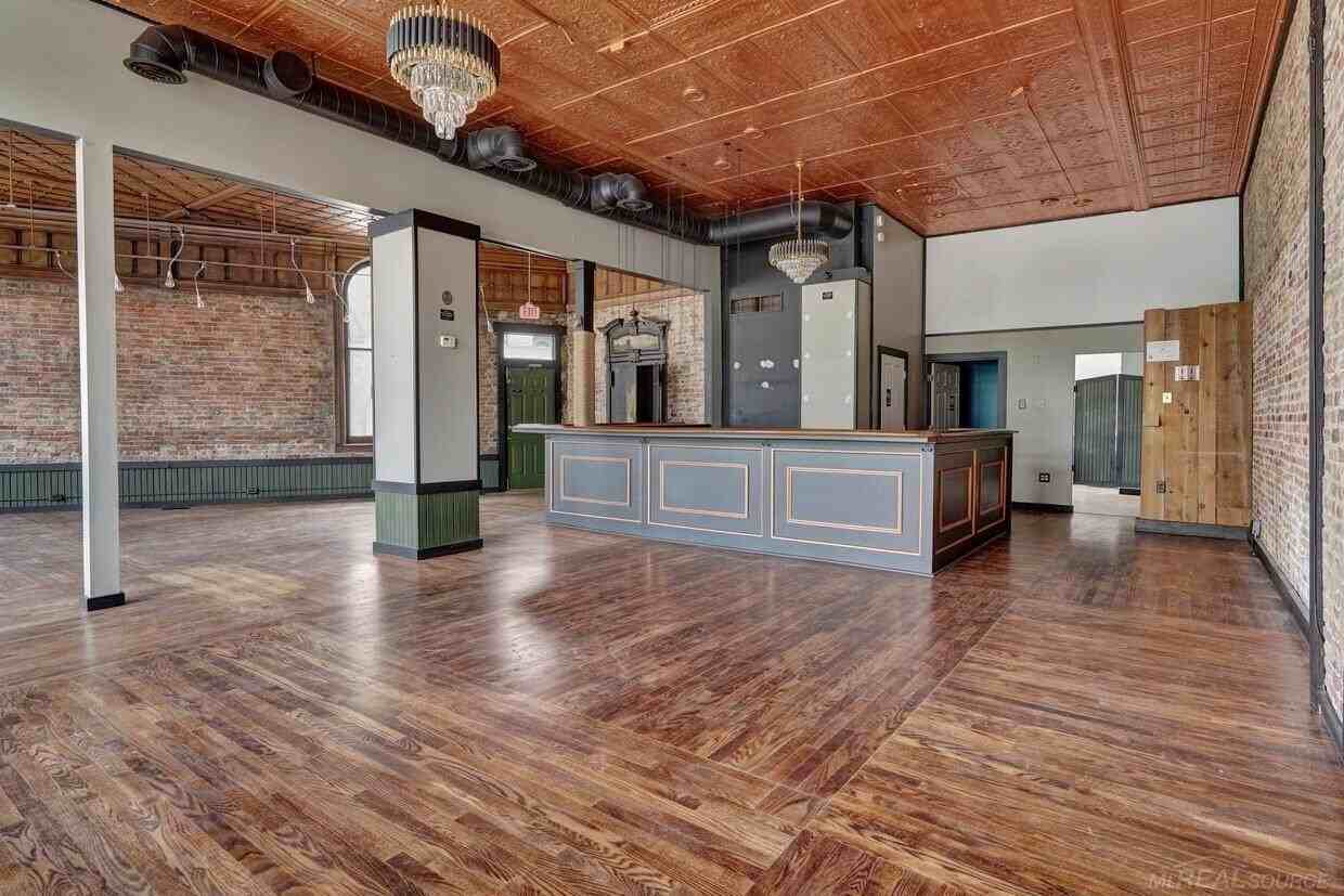 902 Military St - Photo 5 of 21