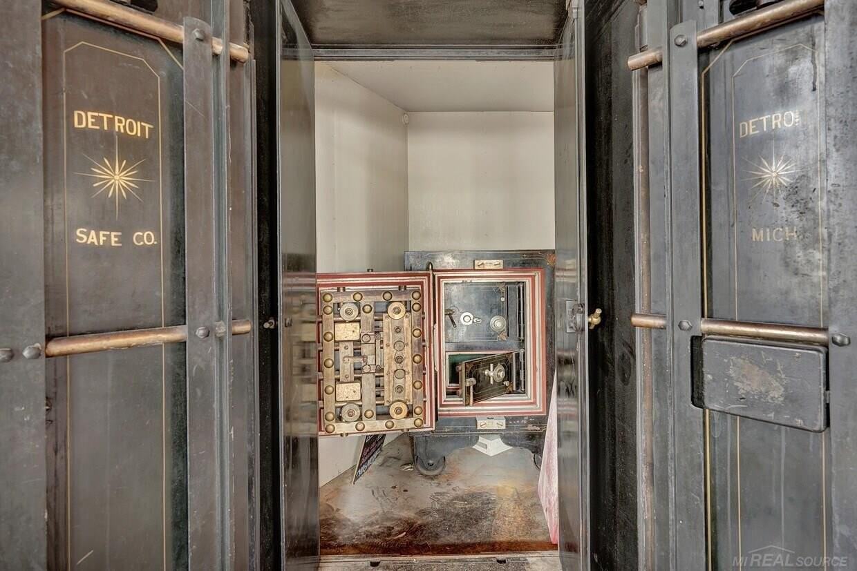 902 Military St - Photo 7 of 21