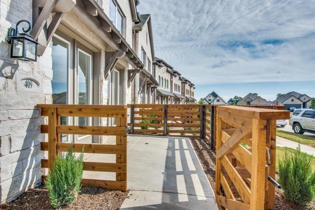 409 Blue Creek Cv - Photo 2 of 31