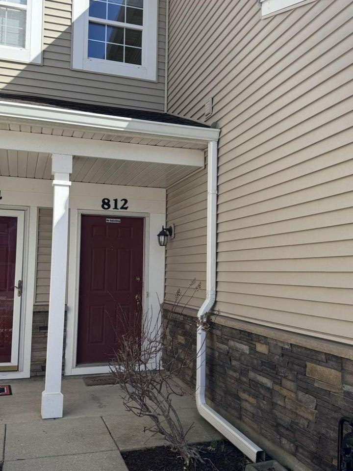 812 Genesee Dr - Photo 2 of 21