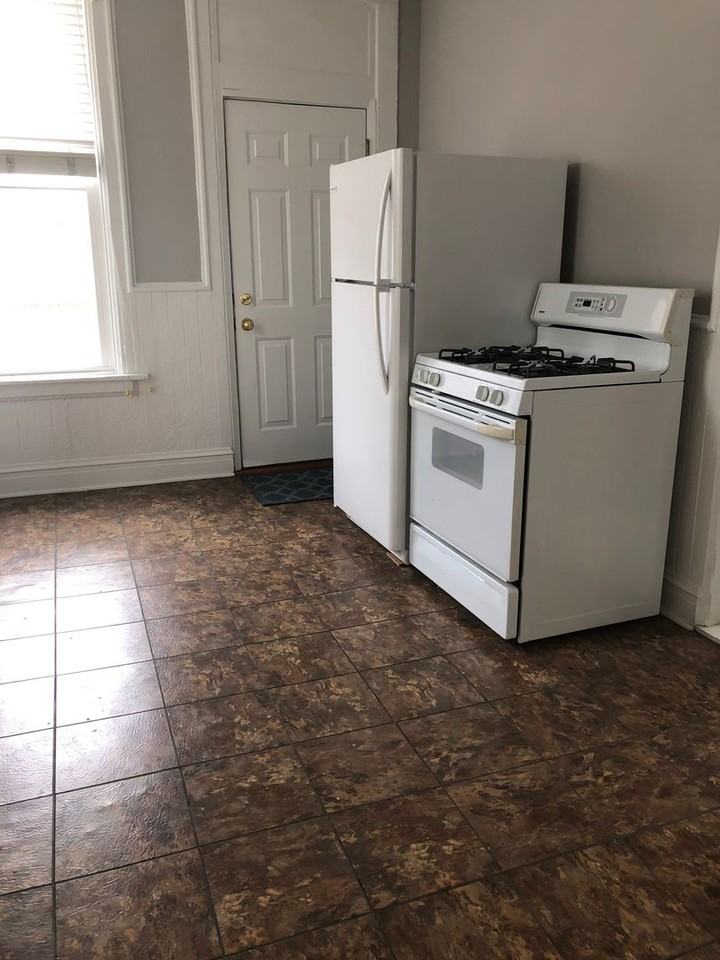 613 - KOMAREWICH- 2113 W. CHARLESTON - Photo 3 of 23