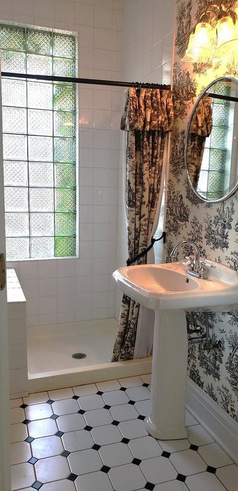 613 - KOMAREWICH- 2113 W. CHARLESTON - Photo 7 of 23