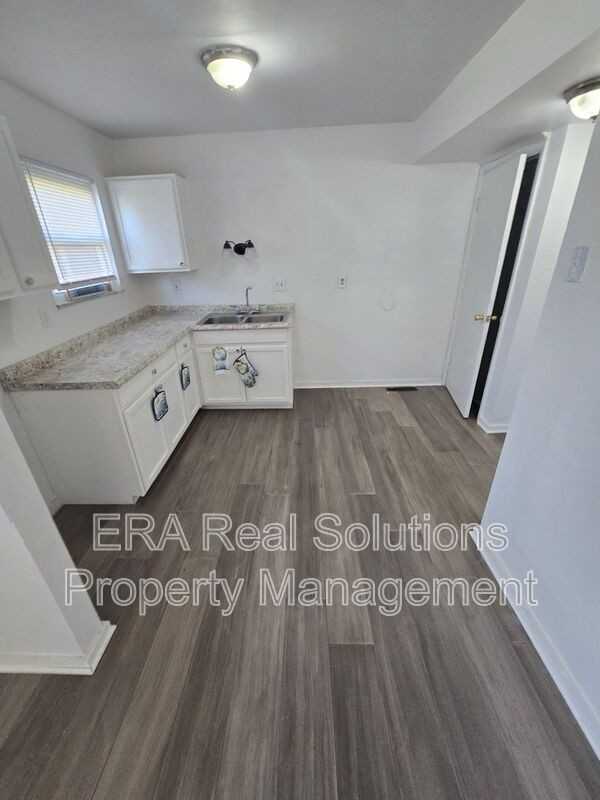 244 N Southampton Ave - Photo 2 of 19