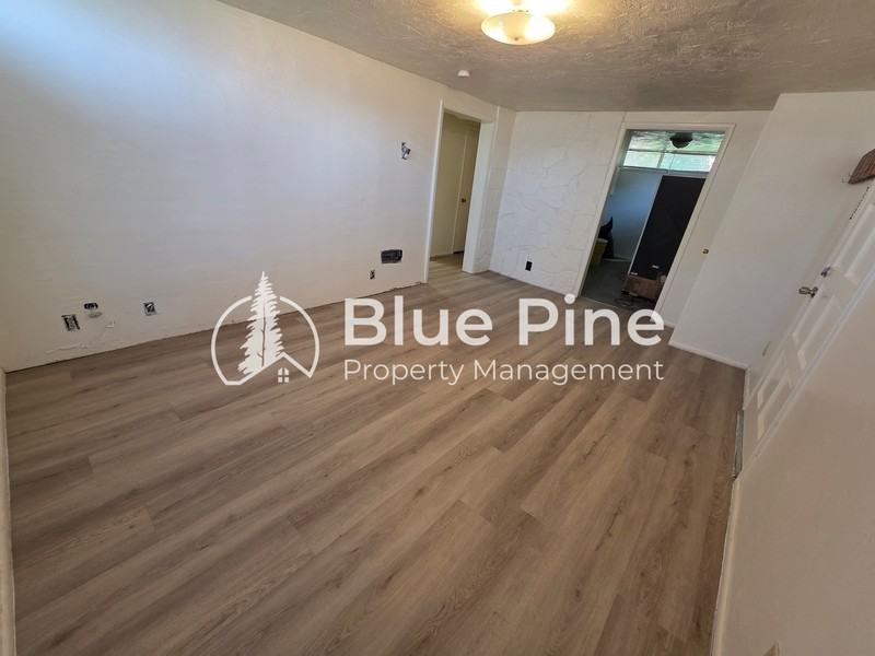 225 E Fir St #B - Photo 3 of 9