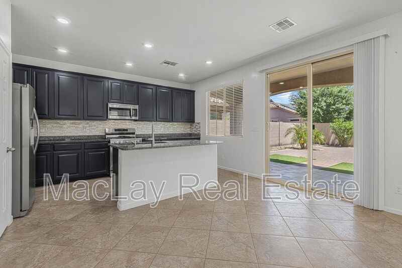 3263 S Miller Dr - Photo 3 of 45