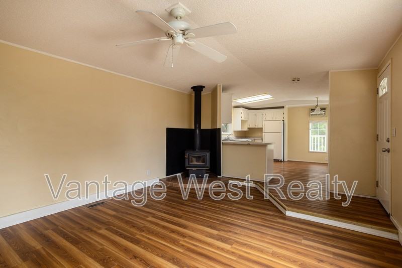 6439 Farmers Dr - Photo 3 of 18