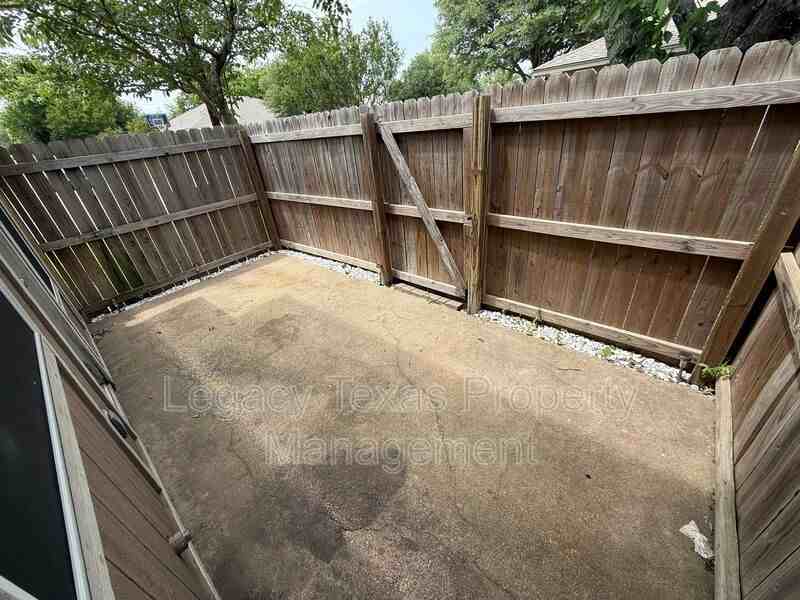 1610 Sun Valley Dr Apt A - Photo 2 of 18
