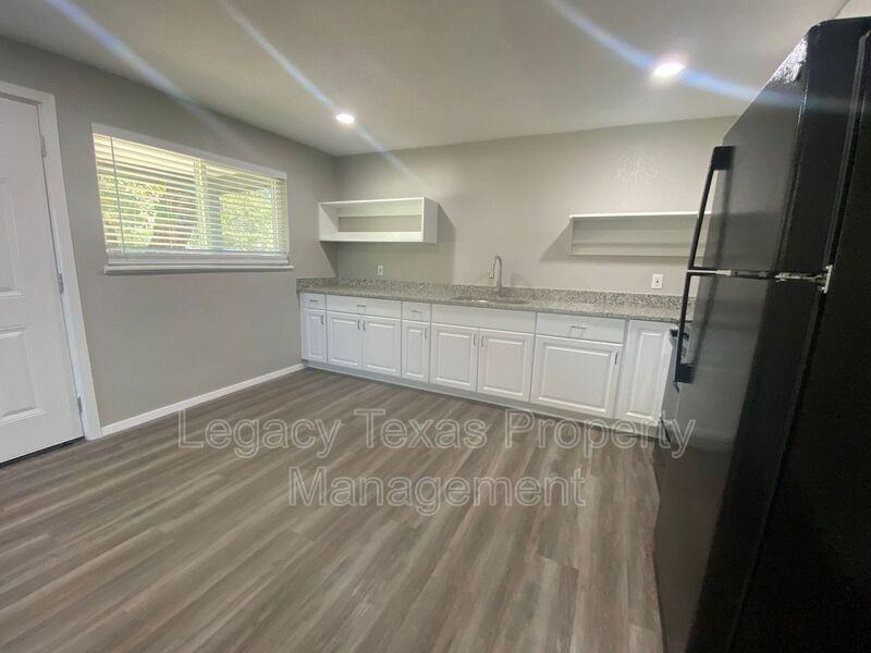 1113 S Walnut St #A - Photo 3 of 26