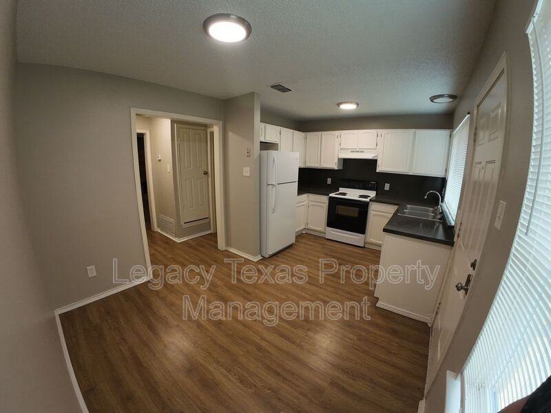 1607 Sun Valley Dr #B - Photo 3 of 17