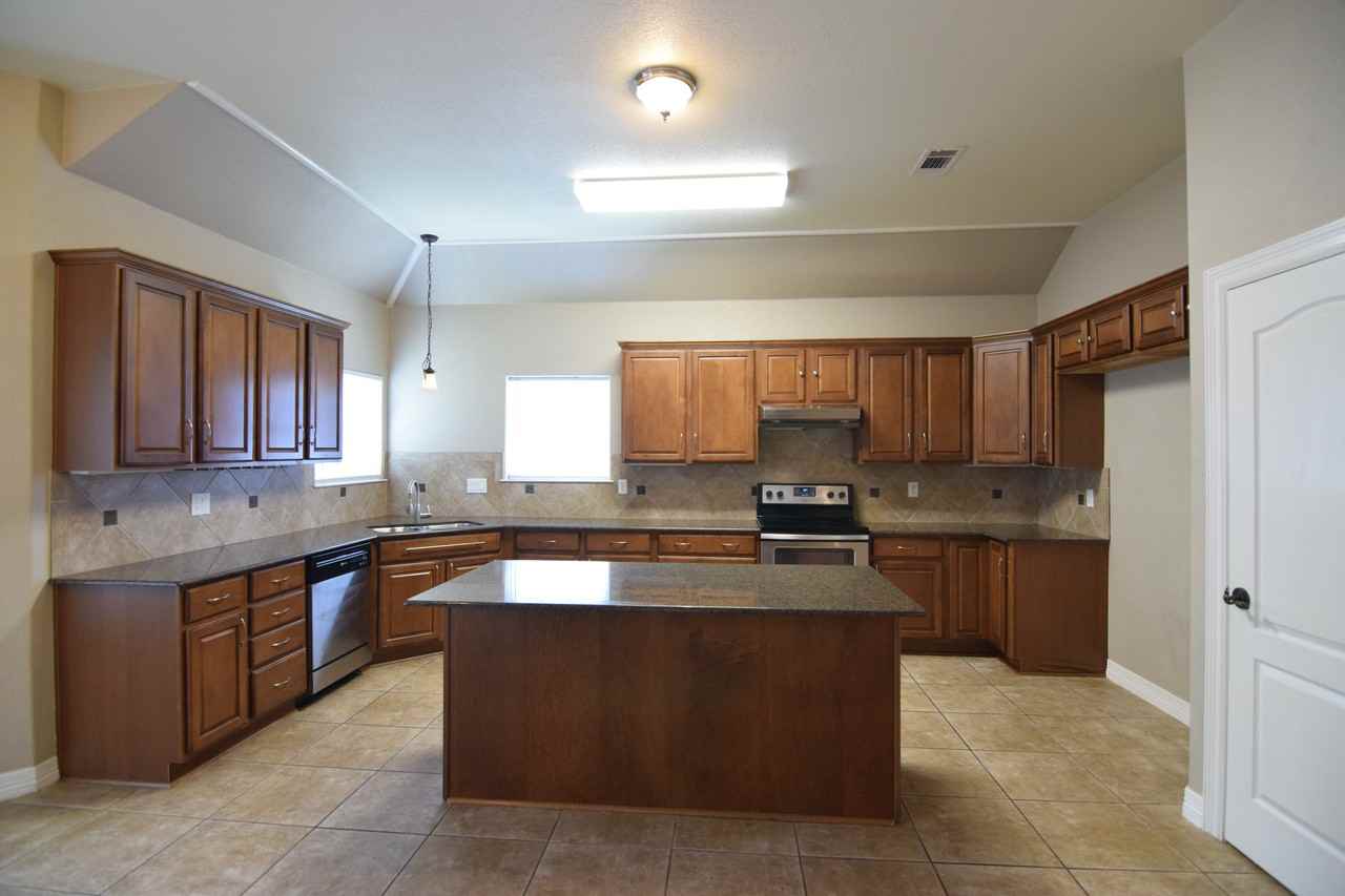 1013 Canyon Ridge Dr - Photo 4 of 19