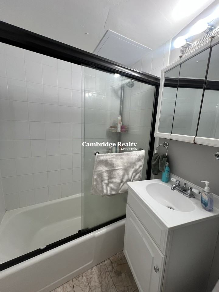 516 Green St #1B - Photo 6 of 10
